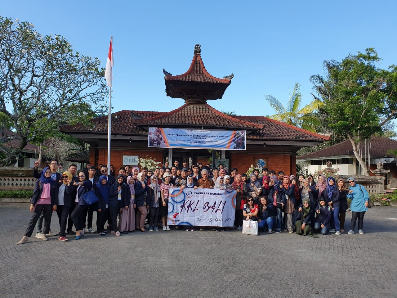 Kuliah Lapangan Mahasiswa Prodi Bahasa Inggris dan Bahasa Jepang ke