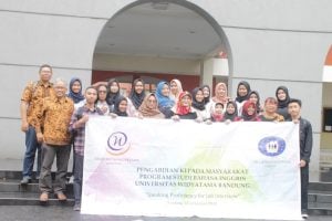 Foto bersama di main hall Universitas Widyatama