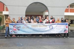 Foto bersama di main hall Universitas Widyatama